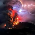 Letusan Gunung Ruang di Sulawesi Utara Picu Kilatan Petir Vulkanik