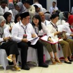 Mas Dhito Kenakan Sepatu Produk UMKM Kabupaten Kediri di Debat Publik