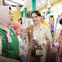 Puncak HUT Dekranas ke-45, Mbak Cicha Kenakan Busana Karya Perajin Kabupaten Kediri