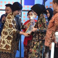 Mbak Vinanda Raih Penghargaan Kepala Daerah Inovatif Kategori Pengembangan Ekonomi Daerah Berbasis Potensi Lokal