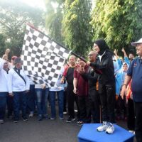 Berangkatkan Jalan Sehat, Wali kota Kediri Harapkan Pelajar Bisa Olahraga Tiap Hari