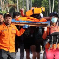 Menhub Serahkan 6 Jenazah Korban Kecelakaan Laut KMP Tunu Kepada Keluarganya