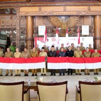 Peringatan HUT RI Ke 80, Bupati Tulungagung Bagikan Bendera Merah Putih