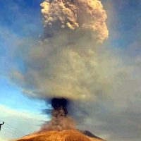 Gunung Lewotolok dan Lewotobi Meletus Bersamaan Senin Sore