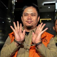 Ditetapkan Tersangka KPK, Tangan Bupati Kolaka Timur Terborgol dan Berompi Oranye
