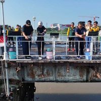 World Cleanup Day 2025, Mbak Wali dan Gus Qowim Tuangkan Eco Enzym di Sungai Brantas