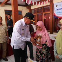 Bupati Tulungagung Salurkan Bantuan Pangan Kepada Warga Kurang Mampu