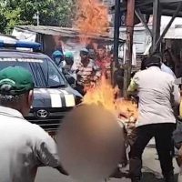 Pencuri Motor di Surabaya Diikat dan Dibakar Massa