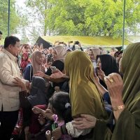 Prabowo ke Pengungsi di Aceh: Kita Tidak Punya Tongkat Nabi Musa, Tapi Kita Akan Bekerja Keras