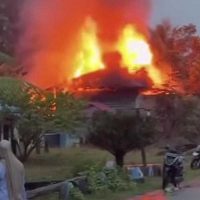 Puluhan Emak Emak di Kabupaten Madina Bakar Rumah Milik Terduga Bandar Narkoba