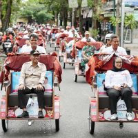 Bupati Tulungagung Serahkan Becak Listrik kepada 200 Lansia Penarik Becak