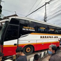 Bus Harapan Jaya Tabrak Mobil, Motor, dan Rumah di Kediri, 4 Orang Terluka