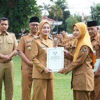 Wali Kota Kediri Vinanda Serahkan SK Kenaikan Pangkat 18 PNS