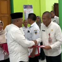 Rakor GTK, Kepala Dinas Pendidikan Serahkan SK Bupati Kediri tentang Mutasi Kepala Sekolah