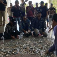 Buntut Demo Rusak Fasilitas Alun-alun, Petambak Indramayu Bawa 3 Karung Uang Koin untuk Bupati Lucky Hakim