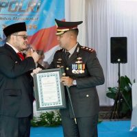 Bupati Kediri Terima Penghargaan di HUT Bhayangkara ke-80