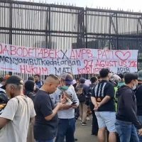 4 Kelompok Demo di DPR Bawa Aspirasi Berbeda, GERAM Tuntut Adili Prabowo-Gibran