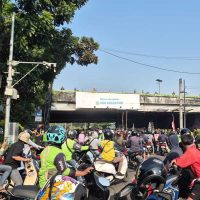 Minta Rekannya Dilepaskan, Massa Tutup Jalan Pejompongan Jakarta