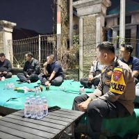 Kopi Hangat dari Kapolres Kediri untuk PKL Simpang Lima Gumul