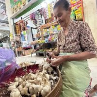 Prabowo Sebut Upah Kupas Bawang Rp 700.000/Kg, Ini Kata Buruh di Pasar Legi Solo?