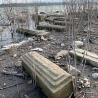 Air Waduk Gajah Mungkur Surut akibat Kemarau, Puluhan Makam Kuno Bermunculan